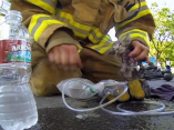 VIDEO: ¡Ternura! Bombero salva a gatito de un incendio