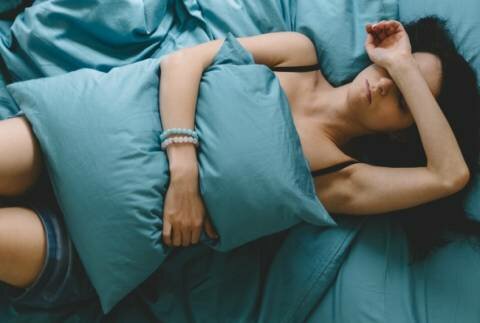 La mejor posición para dormir durante tu menstruación