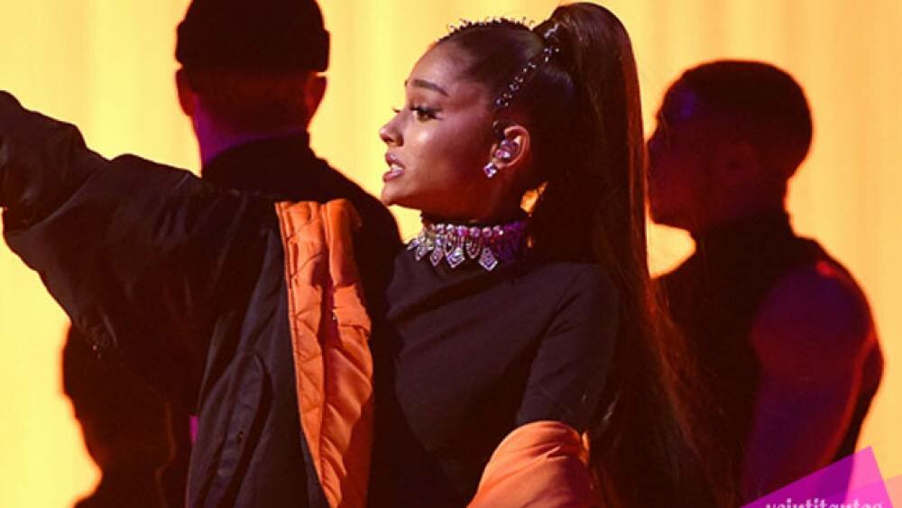 Ariana Grande sufre aparatosa caída en concierto