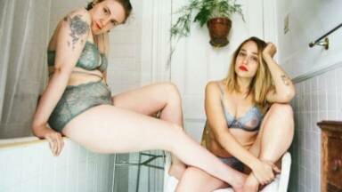 Lena Dunham protagoniza campaña de lencería para curvys