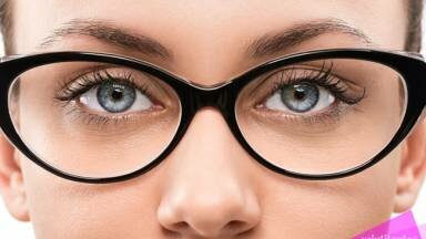 Cómo elegir tus lentes según el color de tus ojos 