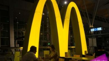 Cejas de “McDonald’s”, la tendencia que nadie quiere seguir