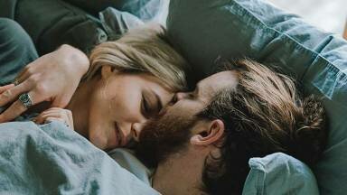 La forma en que duermes con tu pareja revela que tanto se aman