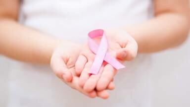 La historia detrás del listón rosa del cáncer de mama