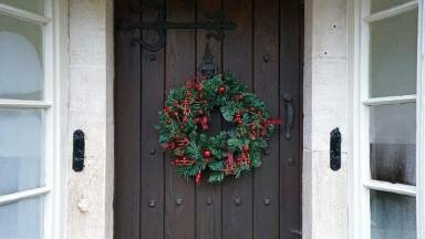 7 hermosas ideas para decorar la puerta de tu casa en Navidad