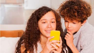 Estudio revela la impresionante cantidad de tiempo que pasan los teens con el celular