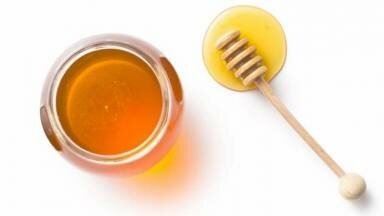 Utiliza esta mascarilla de miel con aspirina y dile adiós a las arrugas