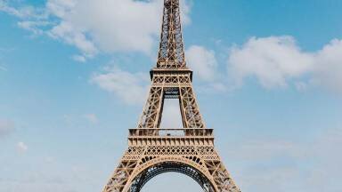 Modelos plus size desfilan en la Torre Eiffel por el Body Positive