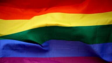 10 Parejas de famosos LGBTIQ que nos hacen creer en el amor