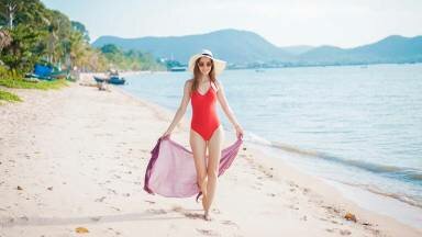 El traje de baño rojo es perfecto para la playa, Selena Gomez y Katy Perry son la prueba
