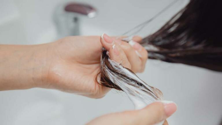 Fija el color. Después de teñirlo y dejar que el color penetre, enjuaga tu cabello con agua fría, esto ayudará a fijar el color en el cabello.