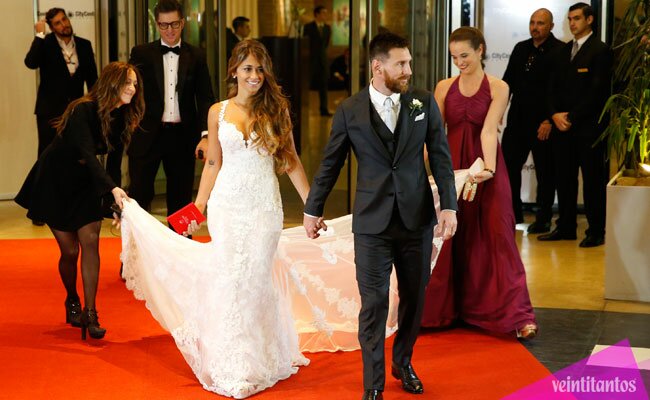Así lucieron Antonella Rocuzzo y Lionel Messi al aparecer ante la prensa como recién casados.