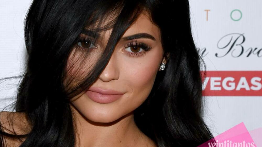 Kylie Jenner cambia su look a rojo intenso y luce unas boobs de impacto