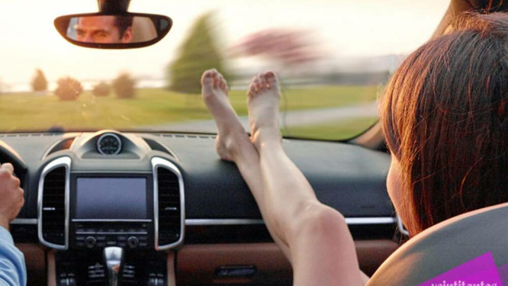 Por qué no debes subir los pies al tablero del auto (VIDEO)