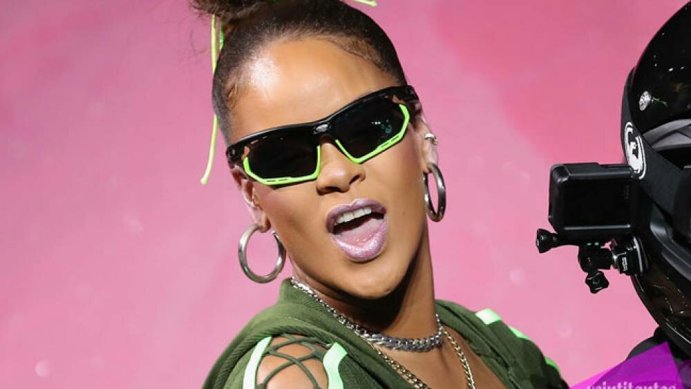 Rihanna se pasea en Nueva York con atuendo muy revelador (FOTO)