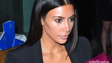 Kim Kardashian luce un vestido de plástico para ir a cenar (FOTO)