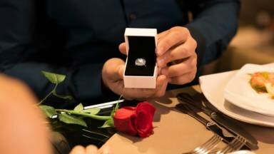 Chico le pidió matrimonio a su novia con anillo pequeño para hacerla bajar de peso