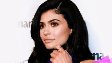 Así es como Kylie Jenner da forma sus voluminosos labios (VIDEO)