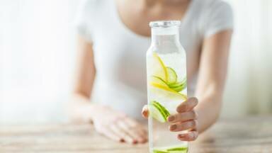 5 beneficios de beber infusiones de agua simple con fruta natural