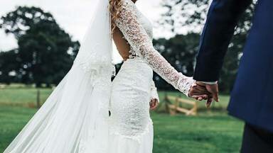 Cambiar el vestido de novia por un pantalón es la tendencia en bodas