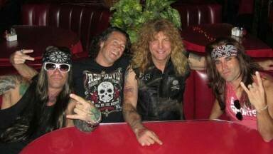Exbaterista de Guns N' Roses fue hospitalizado tras apuñalarse